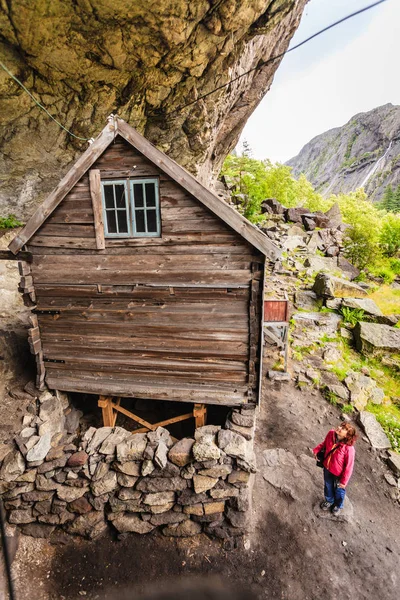 Tourist visiting Helleren houses in Jossingfjord, Norway — Stock Photo, Image