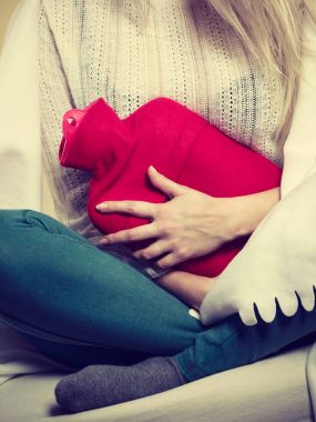 Cofa üzerinde oturan kadın duygu mide krampları