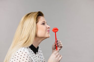 Sahte dudaklar sopa üzerinde tutan mutlu kadın