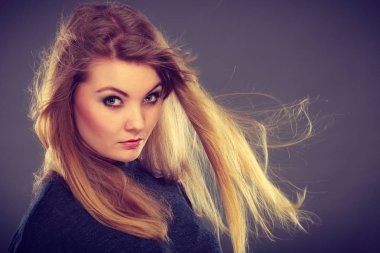 Karanlıkve saçlı çekici sarışın kadın