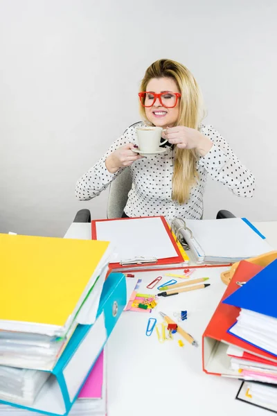 Donna felice in ufficio bere caffè caldo — Foto Stock