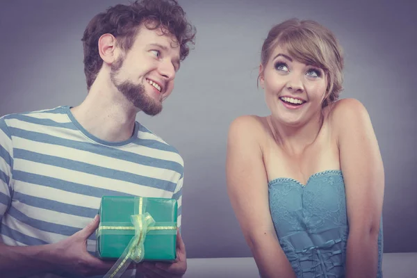 Young man giving woman gift box — Stock Photo, Image