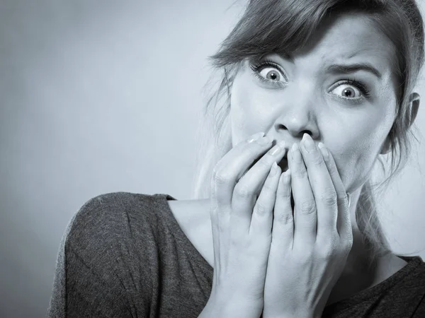 Mujer nerviosa expresando miedo . —  Fotos de Stock