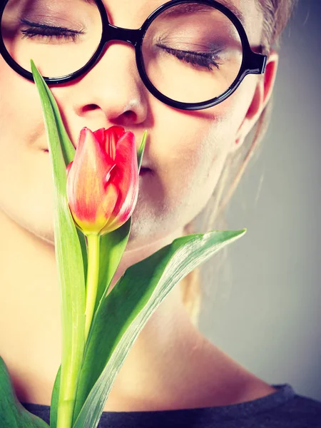 Нервная девушка, нюхающая цветок . — стоковое фото
