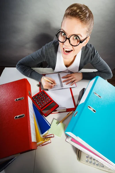 Besessene Sekretärin bei der Arbeit. — Stockfoto