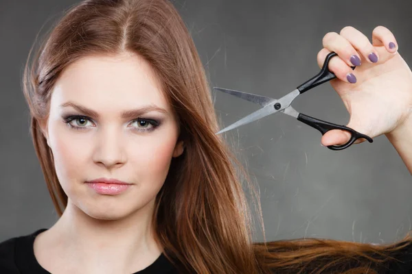 Profesionální elegantní ženský holič s nůžkami. — Stock fotografie