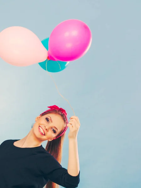 Ler galen tjej att ha kul med ballonger. — Stockfoto