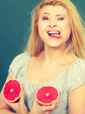 Kadın greyfurt narenciye meyve meme üzerinde tutar