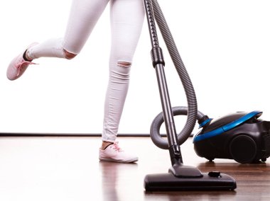 Kadın bacakları ve elektrikli süpürge