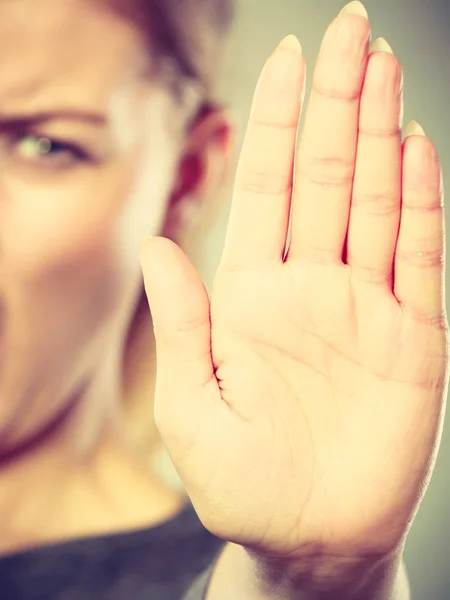 Schreeuwende vrouw gebaar maken. — Stockfoto