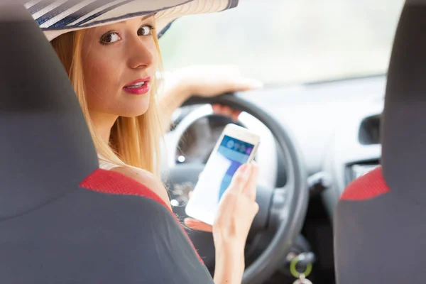 Woman using phone while driving her car — Stock Photo, Image