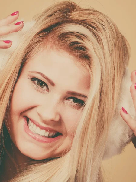 Blond žena v zimě teplé klapky na uši — Stock fotografie
