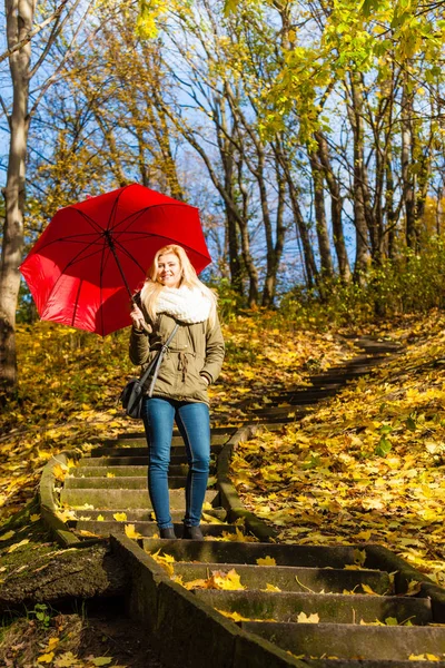 Mulher andando no parque com guarda-chuva — Fotografia de Stock