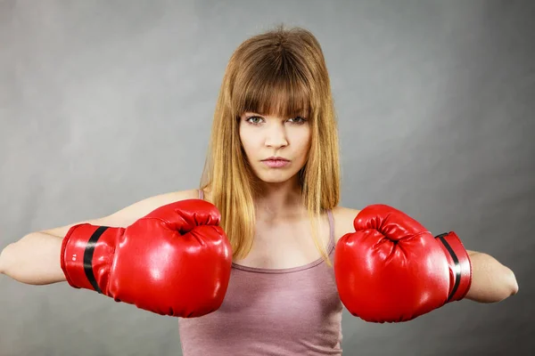 Mujer con guantes de boxeo —  Fotos de Stock
