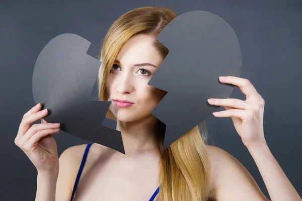 Joven mujer triste cubierta por el corazón roto . — Foto de Stock