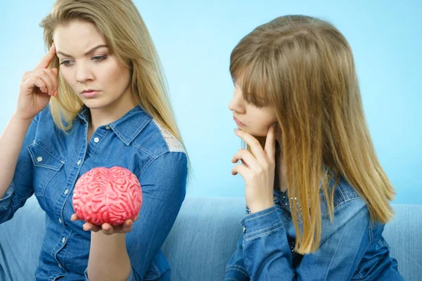 Zwei Freundinnen denken nach — Stockfoto