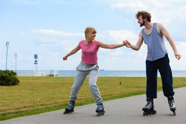 Patinador pareja patinaje al aire libre — Foto de Stock