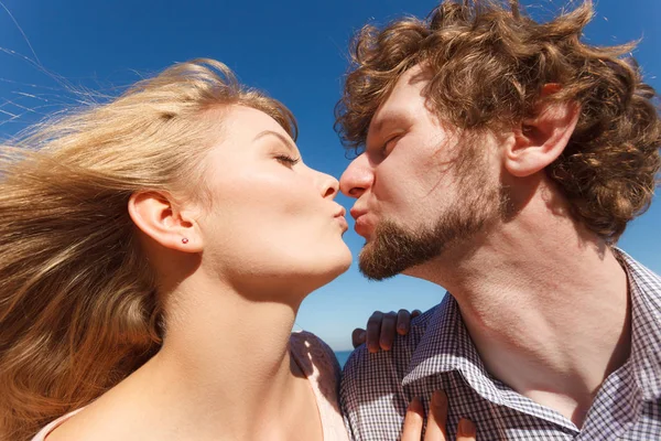 Daten. Paar in liefde kussen — Stockfoto