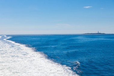 Su üzerinde feribot yelken sonra iz