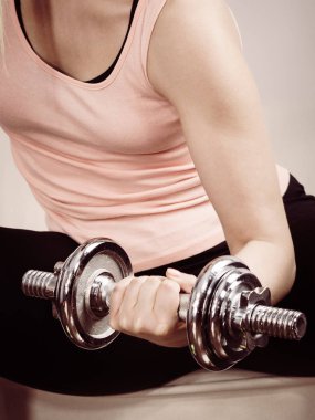 Tanınmayan kadın holding halter