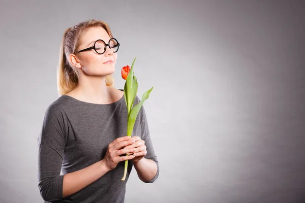 魅力的な女性の花は平和を感じの臭いがします。. — ストック写真