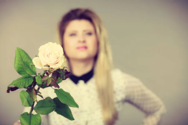 Bella donna con fiore di rosa bianca — Foto Stock