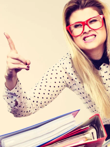 Glückliche Geschäftsfrau im Amt — Stockfoto