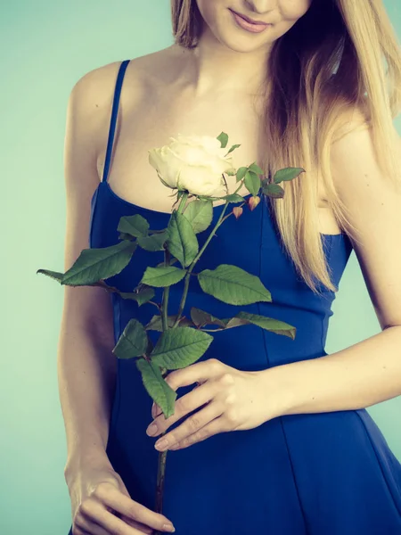 Vrouw met witte roos in de hand — Stockfoto