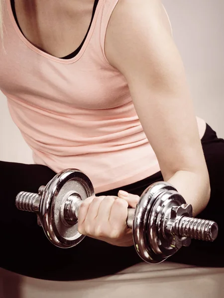Unrecognizable woman holding dumbbell — Stock Photo, Image