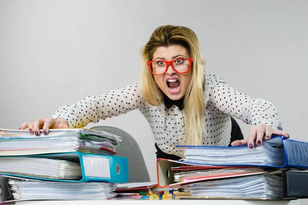 Boze bazige zakenvrouw woedend — Stockfoto