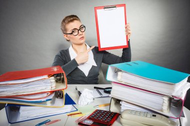 Boş pano ile zarif kadın.