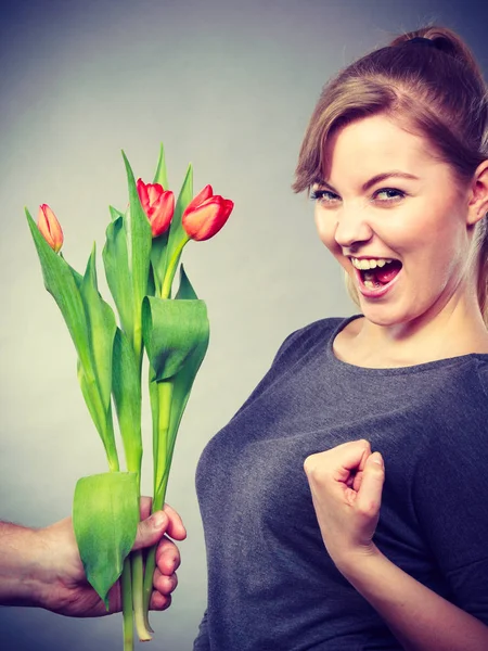 Mulher recebe buquê de tulipas do homem . — Fotografia de Stock