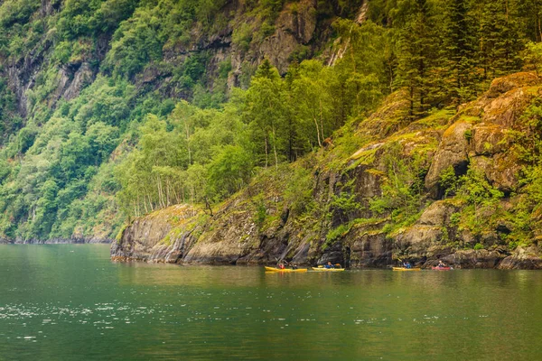 Fiordo en Noruega y la gente kayak — Foto de Stock