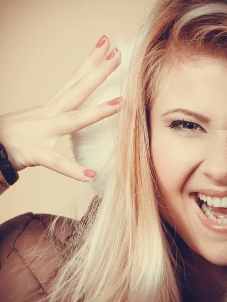 Mujer rubia en orejeras de invierno y chaqueta . — Foto de Stock