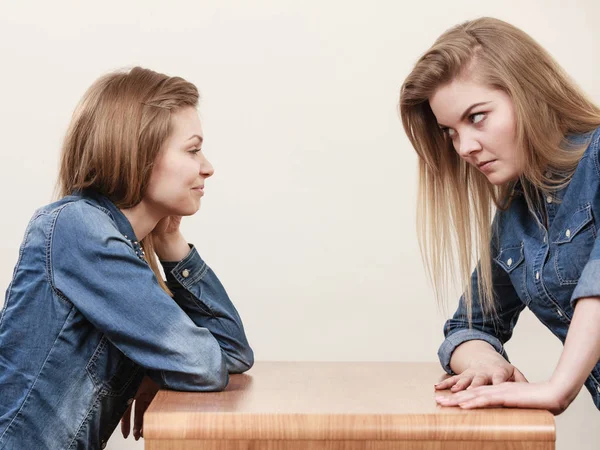 Two women having argue — Stock Photo, Image
