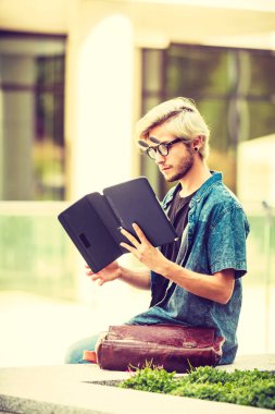 Hipster adam kenarında oturan defter