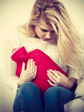 Cofa üzerinde oturan kadın duygu mide krampları