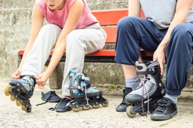 Tekerlekli paten üzerinde açık koyarak insanların arkadaş.