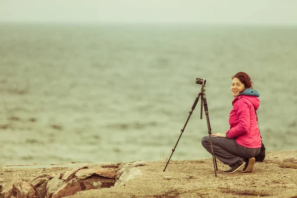 Turist med kamera på seashore, Norge — Stockfoto