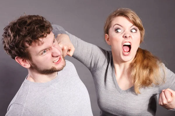 Mulher agressiva gritando no homem . — Fotografia de Stock