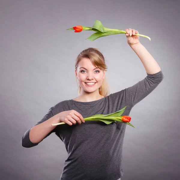 Rubia dama sosteniendo dos tulipanes . — Foto de Stock