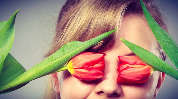 Chica con tulipán sentir conexión con la naturaleza . — Foto de Stock