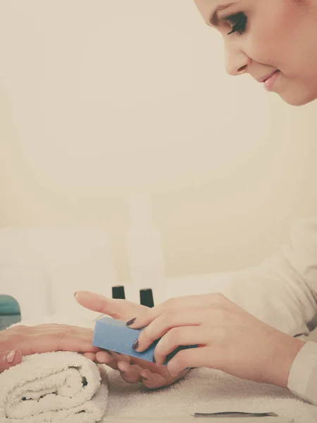 Mujer consiguiendo manicura hecho limar uñas — Foto de Stock