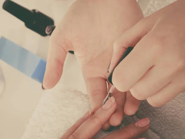 Mujer en salón de belleza haciendo manicura . —  Fotos de Stock