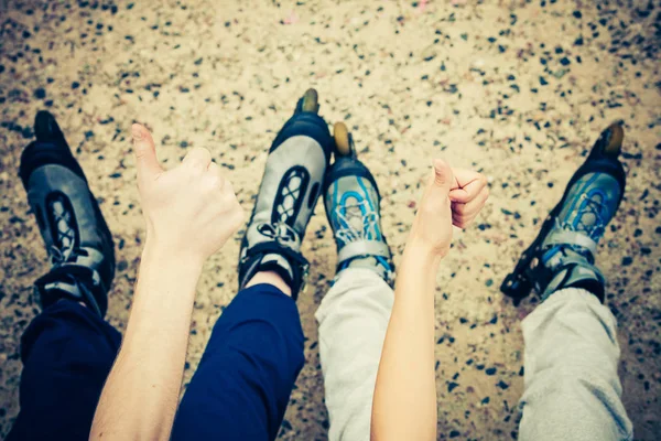 Freunde mit Rollschuhen im Freien. — Stockfoto