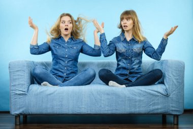 İki şok kadın karanlıkve saçlı