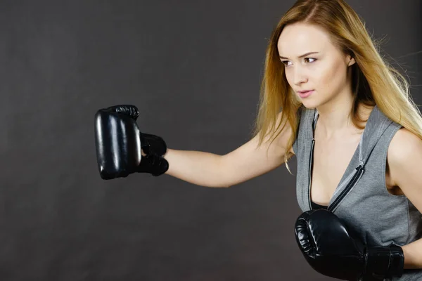 Boxeador chica ejercicio con guantes de boxeo . — Foto de Stock