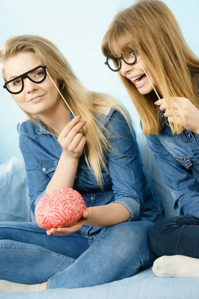 Duas mulheres loucas amigos pensando — Fotografia de Stock