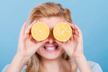 Limonlu narenciye gözleriyle kapsayan kız