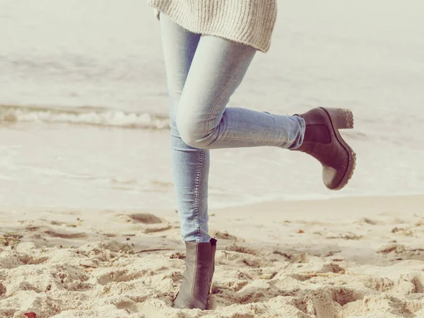 Femme portant des chaussures autum sur la plage — Photo